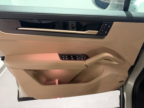 Certified 2025 Porsche Cayenne Turbo image 7