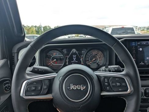 Used 2025 Jeep Wrangler Unlimited Sahara AWD/4WD image 28