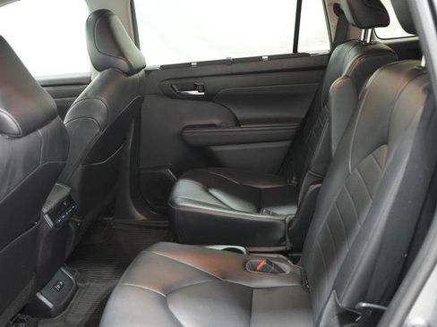 Used 2021 Toyota Highlander XLE image 24
