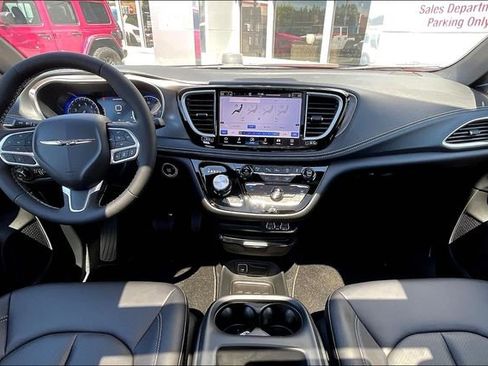 New 2025 Chrysler Pacifica Select image 36