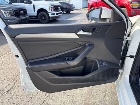 Used 2023 Volkswagen Jetta SE FWD image 19
