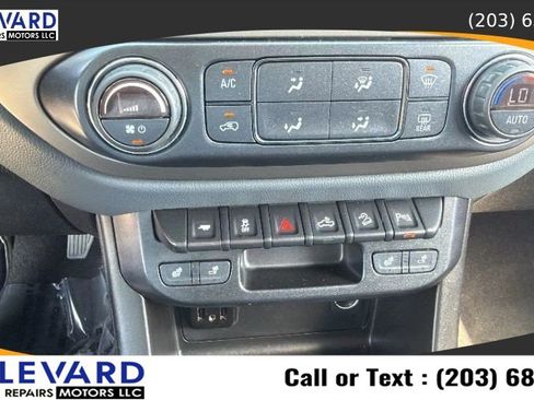Used 2019 Chevrolet Colorado Z71 AWD/4WD image 16