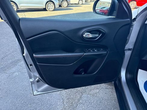 Used 2020 Jeep Cherokee Trailhawk AWD/4WD image 12