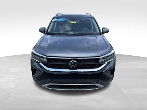 Used 2022 Volkswagen Taos SE w/ Panoramic Sunroof Package FWD image 3