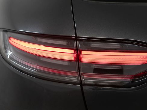 Certified 2023 Porsche Macan AWD/4WD image 35