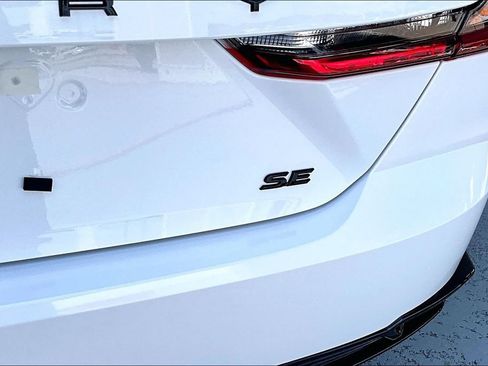 New 2026 Toyota Camry Hybrid FWD image 6