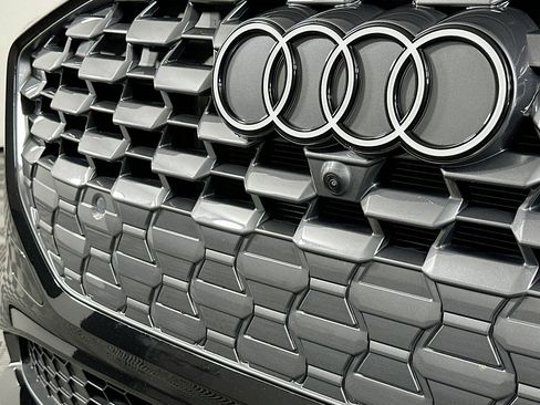 Used 2025 Audi Q5 Premium w/ Convenience Package image 15