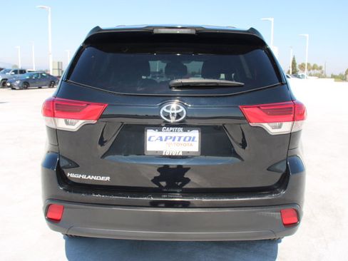 Used 2018 Toyota Highlander LE w/ Carpet Mat Package (TMS) image 4