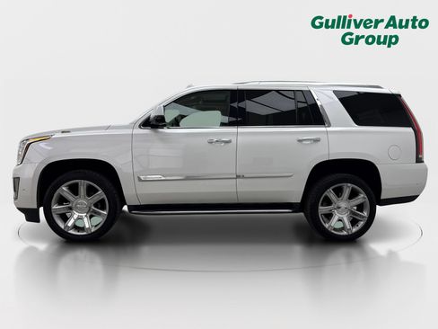 Used 2018 Cadillac Escalade Luxury RWD image 3