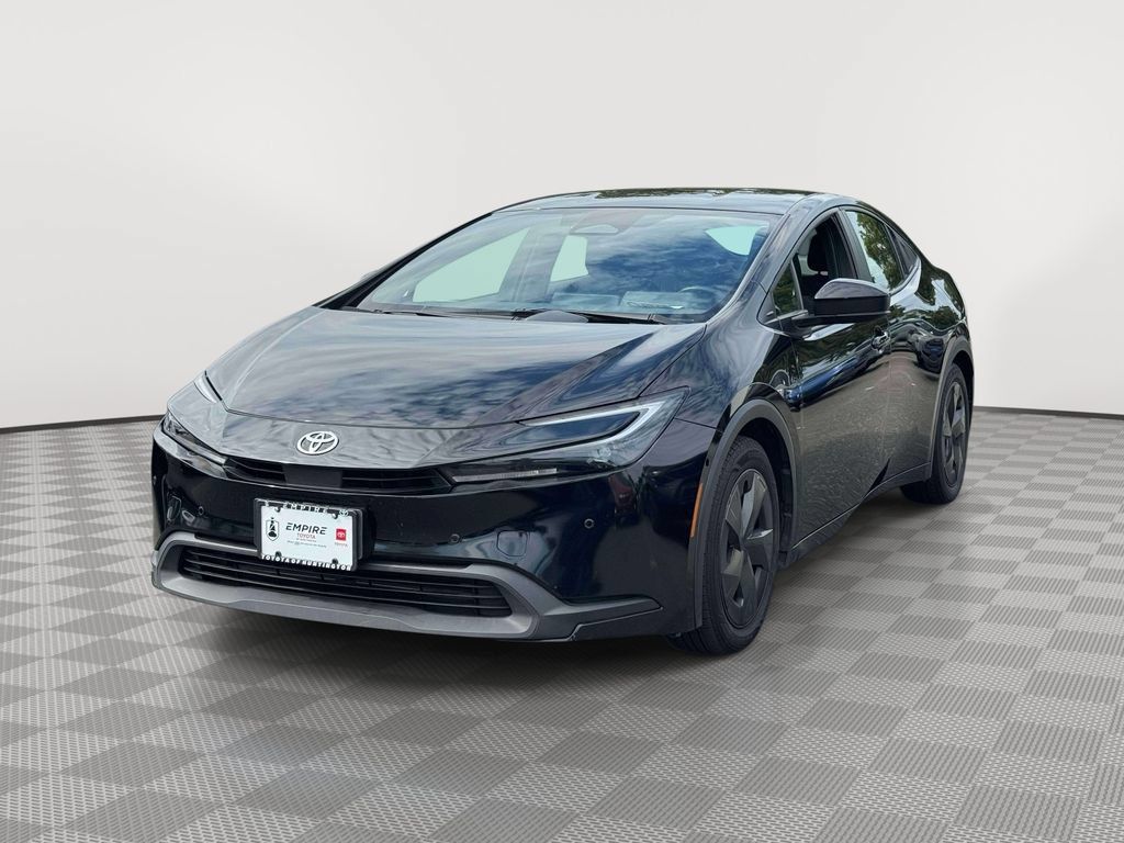 Used 2025 Toyota Prius LE FWD image 3