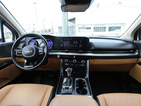 Used 2023 Kia Carnival LX FWD image 14