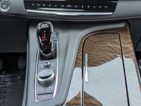 Certified 2024 Cadillac Escalade ESV Premium Luxury Platinum AWD/4WD image 19