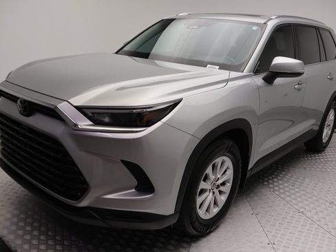 Used 2024 Toyota Grand Highlander FWD image 2
