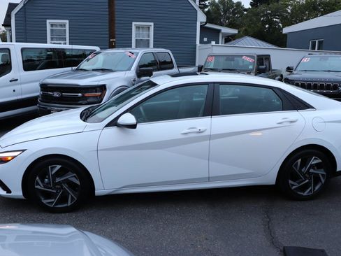 Used 2025 Hyundai Elantra SEL FWD image 2
