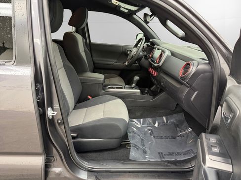 Used 2022 Toyota Tacoma TRD Sport w/ Technology Package image 15