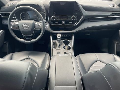 Used 2023 Toyota Highlander XSE FWD image 12