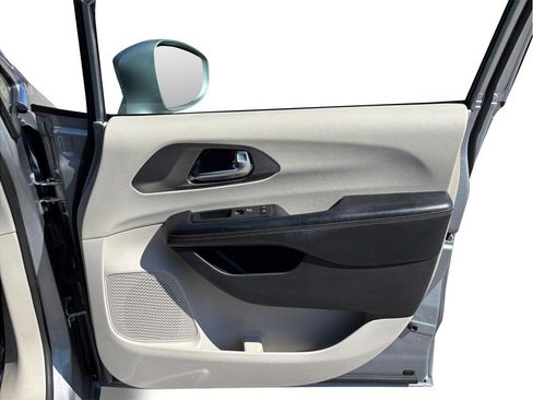 Used 2020 Chrysler Pacifica Touring-L FWD image 39