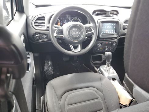 Used 2018 Jeep Renegade Latitude FWD image 8