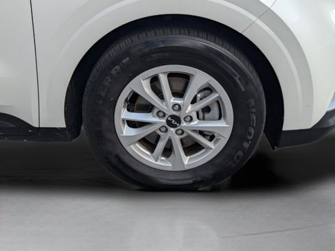 Certified 2024 Kia Carnival LX image 9