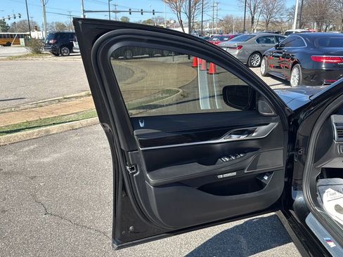 Used 2016 BMW 750i image 3