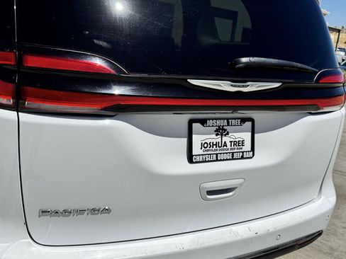Used 2024 Chrysler Pacifica Touring-L FWD image 10