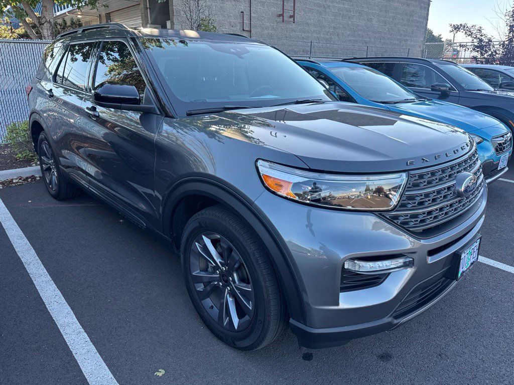 Used 2023 Ford Explorer XLT w/ Equipment Group 202A AWD/4WD image 4
