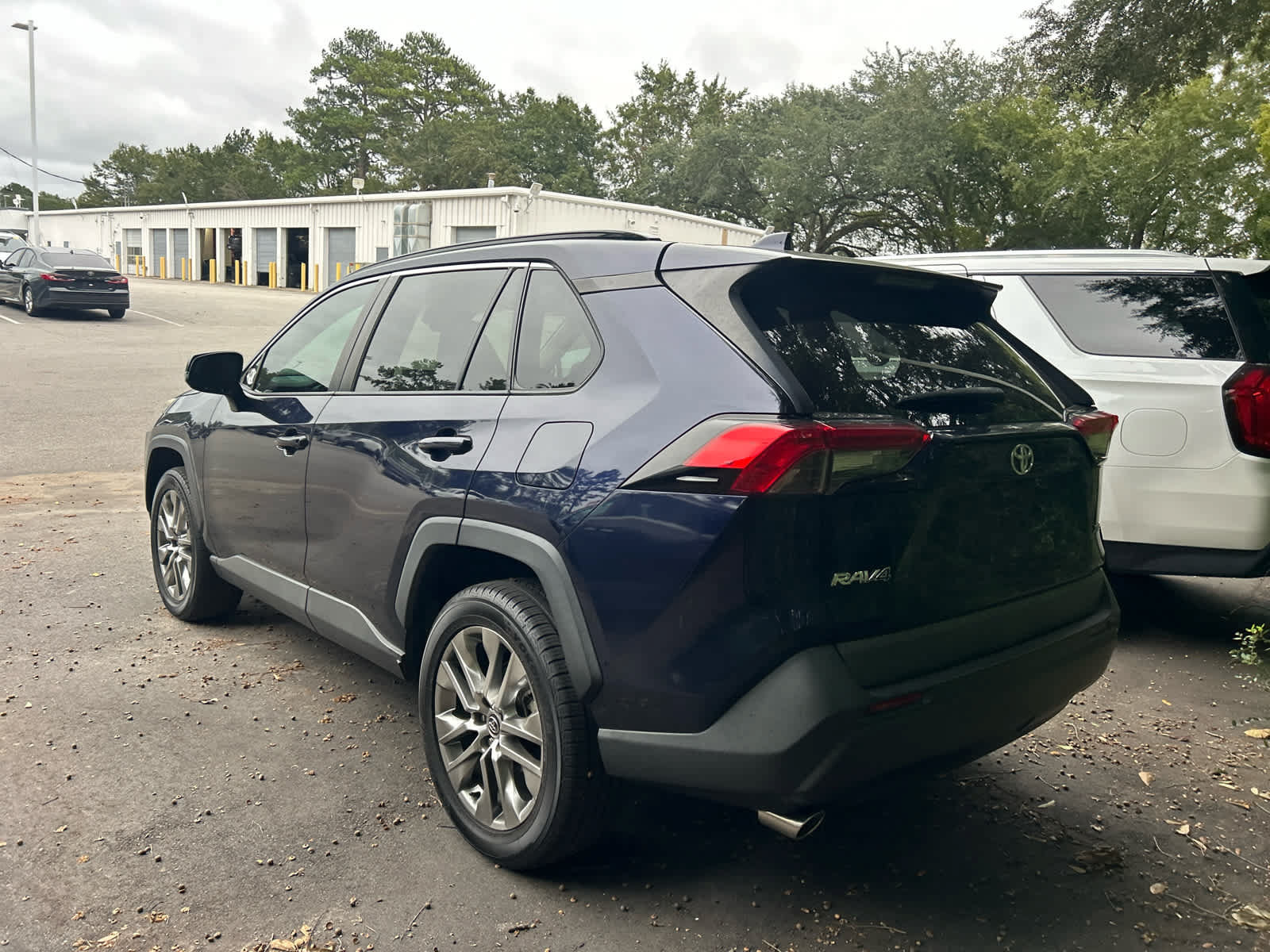 Used 2020 Toyota RAV4 XLE Premium FWD image 2