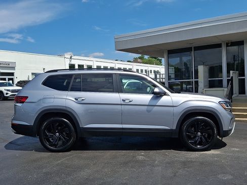 Used 2023 Volkswagen Atlas SE w/ Black Wheel Package FWD image 7
