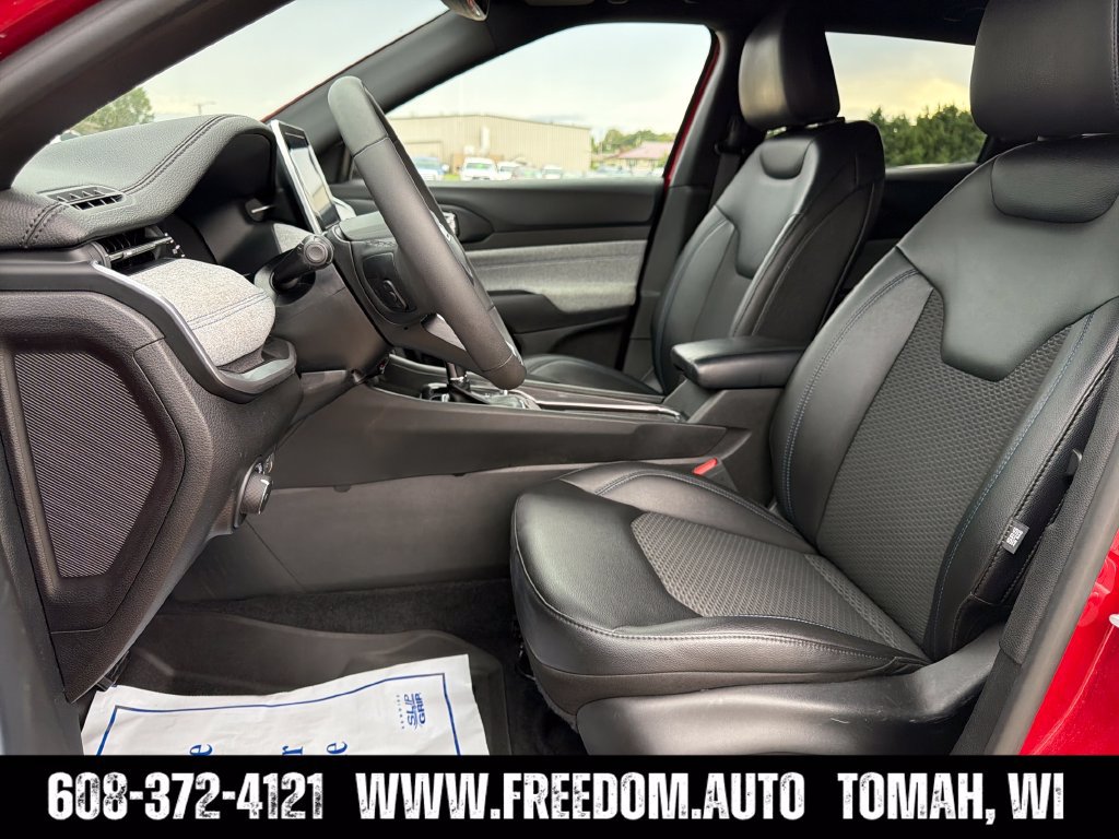 Used 2025 Jeep Compass Latitude w/ Sun & Sound Group AWD/4WD image 24