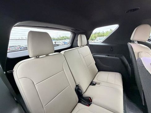 Used 2023 Chevrolet Traverse LT w/ LT Premium Package AWD/4WD image 21