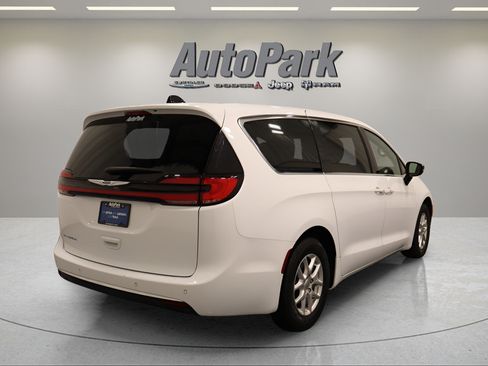 Used 2025 Chrysler Pacifica Select FWD image 10