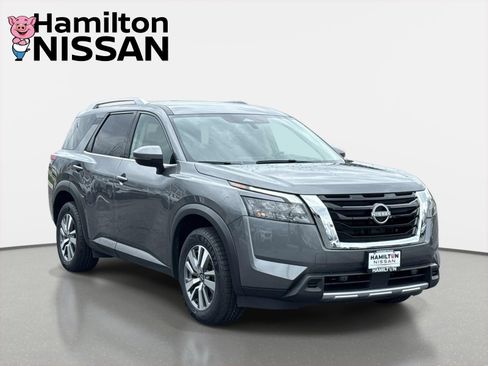 Used 2025 Nissan Pathfinder SL image 1