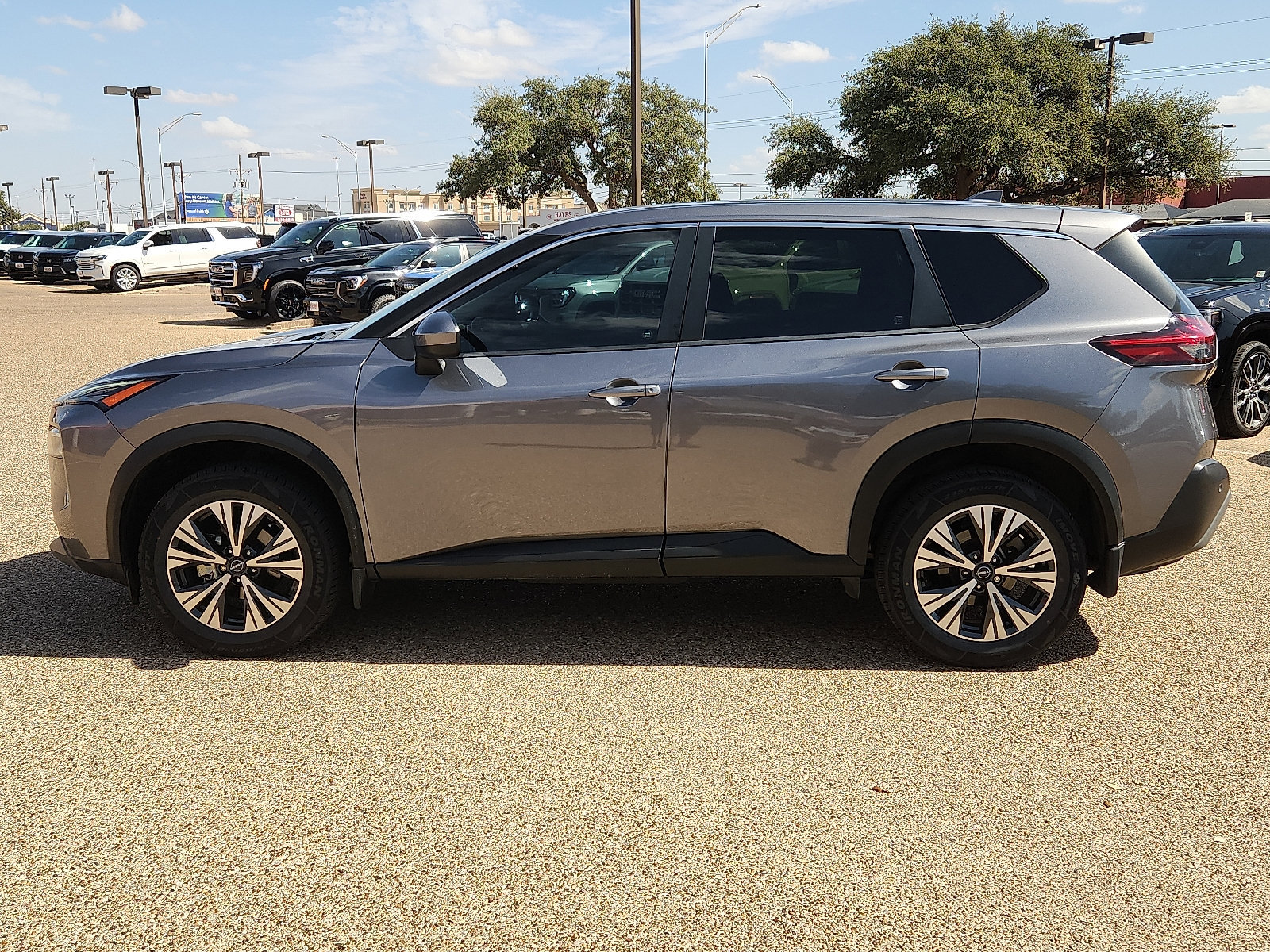 Used 2023 Nissan Rogue SV FWD image 2