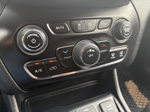 Used 2019 Jeep Cherokee Latitude w/ Popular Appearance Group AWD/4WD image 29