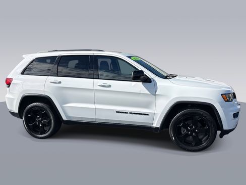 Used 2019 Jeep Grand Cherokee Laredo image 2