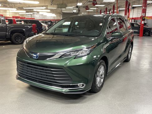 Certified 2022 Toyota Sienna XLE image 5