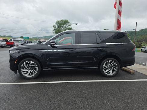 Used 2025 Lincoln Navigator Reserve AWD/4WD image 7