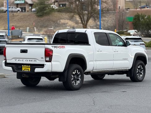 Used 2018 Toyota Tacoma TRD Off-Road w/ Technology Package image 20