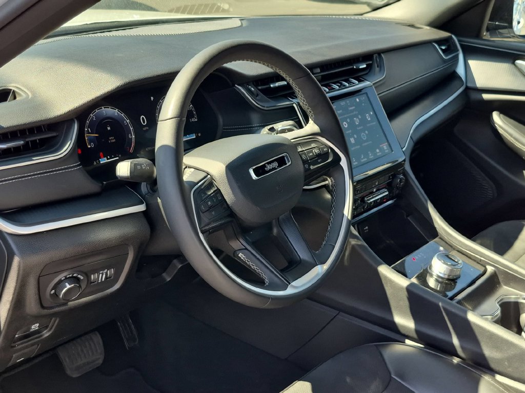Used 2025 Jeep Grand Cherokee Altitude AWD/4WD image 15