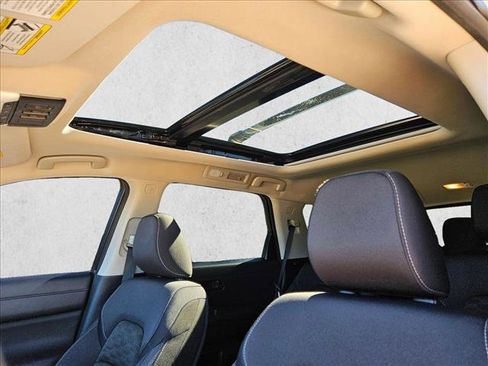 Used 2024 Nissan Pathfinder SV w/ SV Premium Package image 15