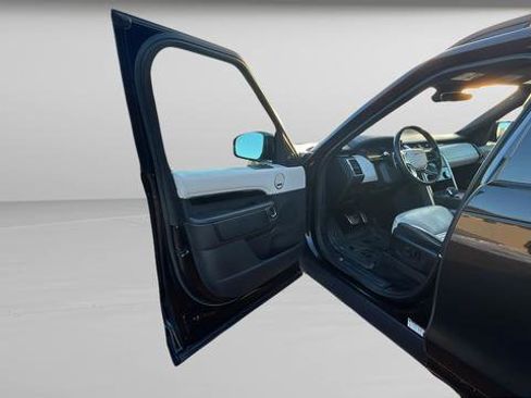 Used 2023 Land Rover Discovery Metropolitan Edition image 9