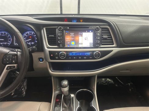 Used 2019 Toyota Highlander Limited Platinum image 32