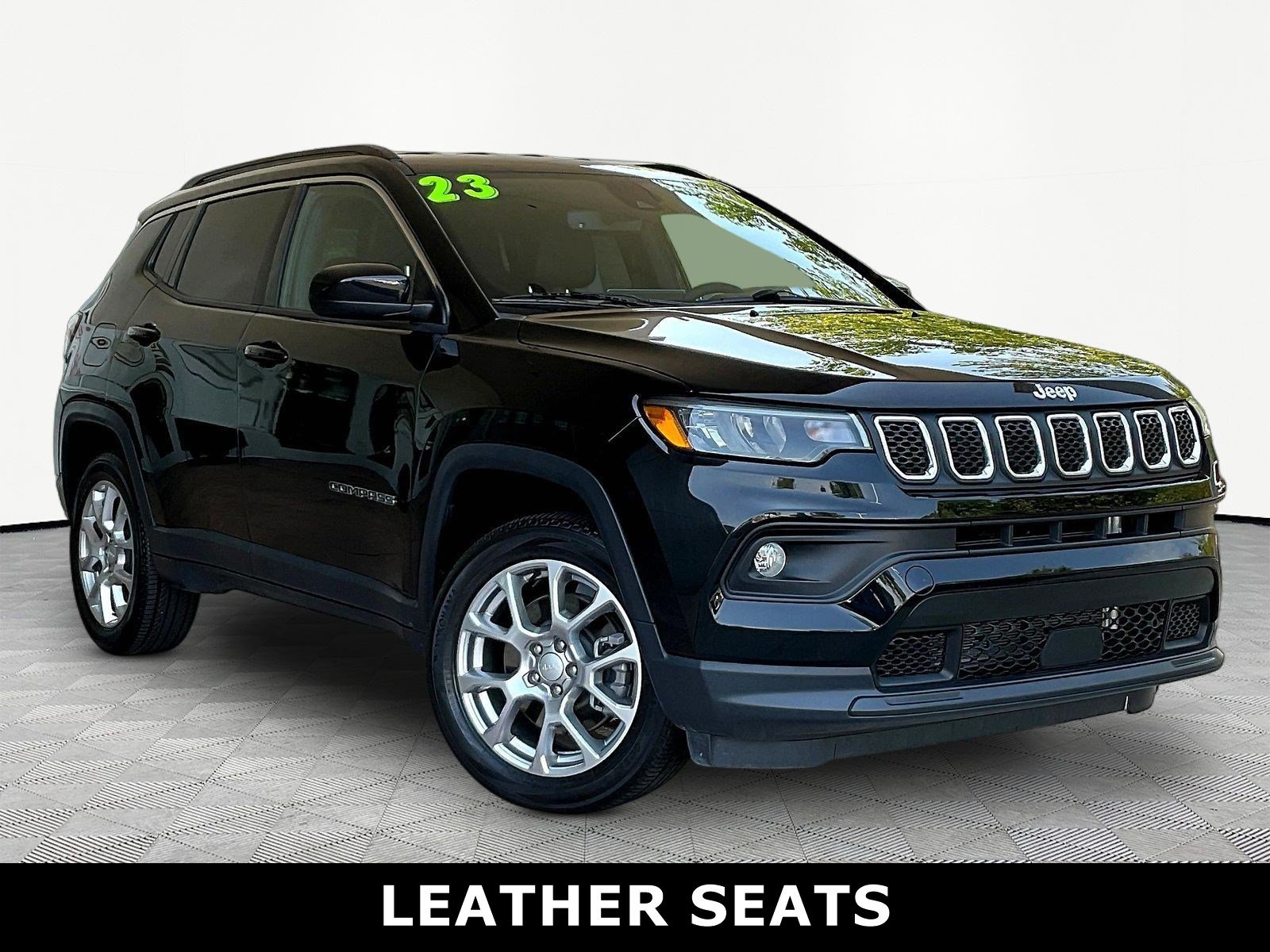 Used 2023 Jeep Compass Latitude AWD/4WD image 3