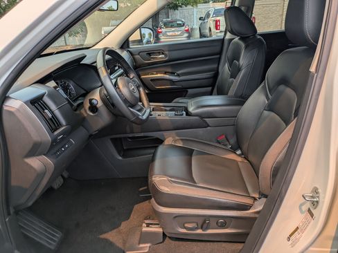 Used 2023 Nissan Pathfinder SL AWD/4WD image 17