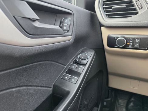 Used 2022 Ford Escape SE w/ Cold Weather Package image 16