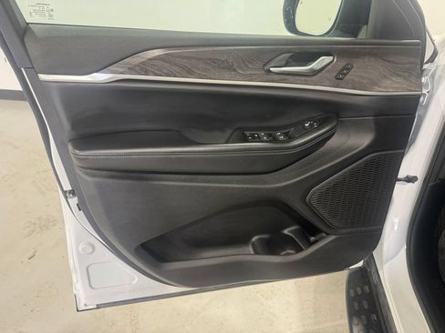 Used 2024 Jeep Grand Cherokee Limited w/ Luxury Tech Group II AWD/4WD image 15