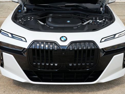 Used 2023 BMW 740i w/ Parking Assistance Package RWD image 8