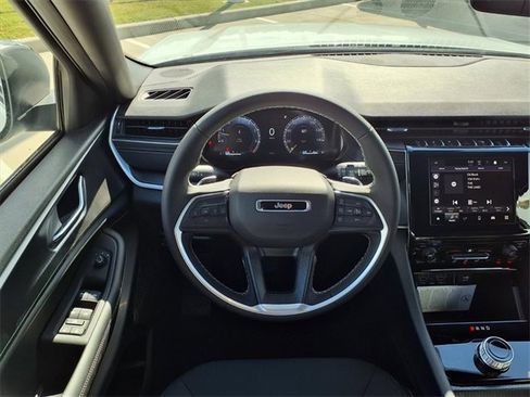 New 2025 Jeep Grand Cherokee L Laredo image 10