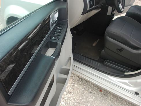 Used 2010 Dodge Grand Caravan SXT FWD image 11