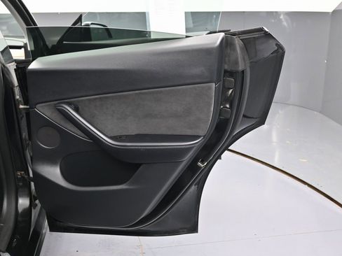 Used 2022 Tesla Model Y Long Range image 41